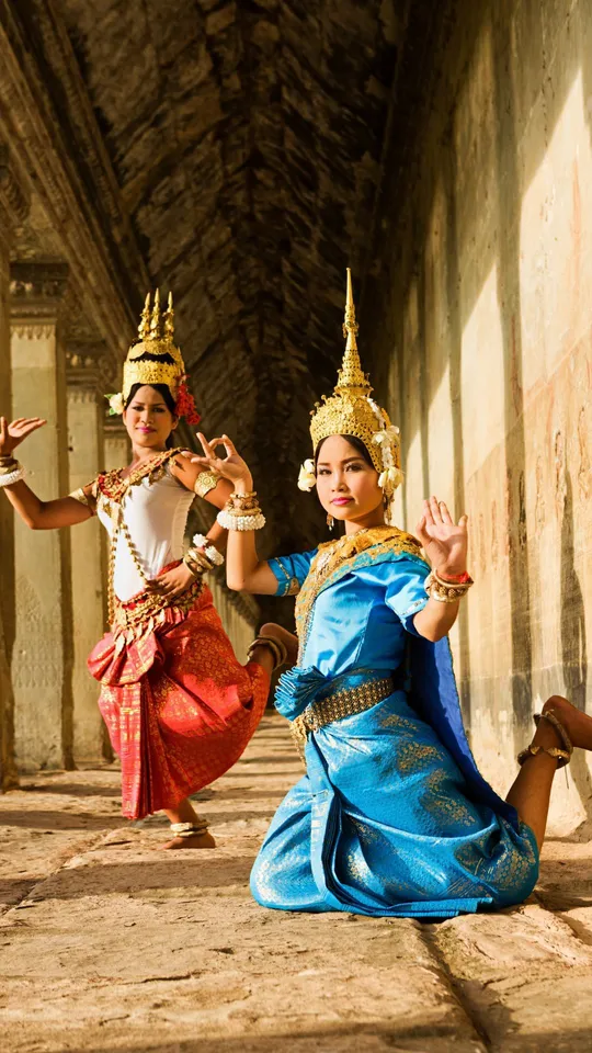Donne cambogiane in abiti tradizionali che ballano la danza apsara